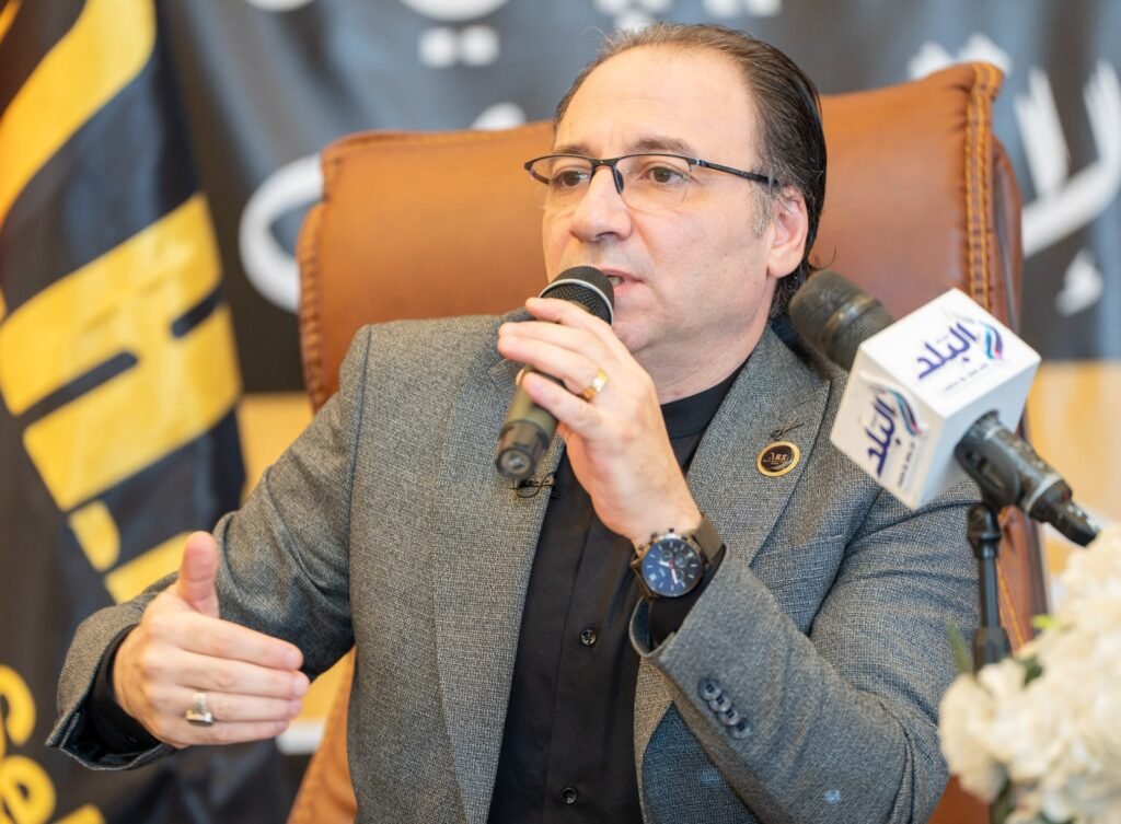 عقب إعلانه عن تحويل مشاريعه لشركات مساهمة.. مؤتمر للمستشار الاقتصادي “أيمن سليمان” مع مستثمري شركاته